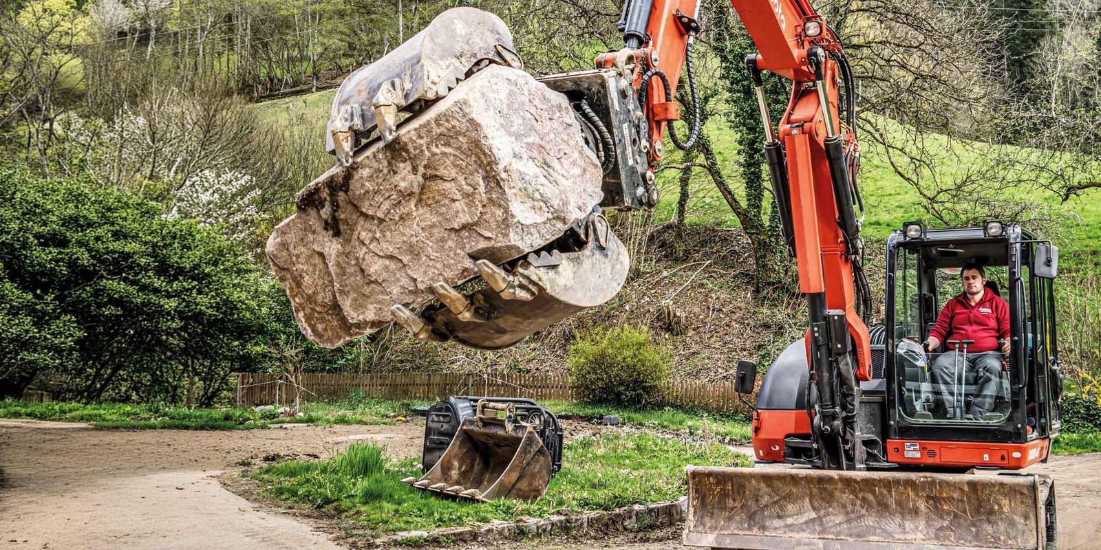Vollmer Bau im Einsatz: Baggerfahrer mit Fels im Kinzigtal
